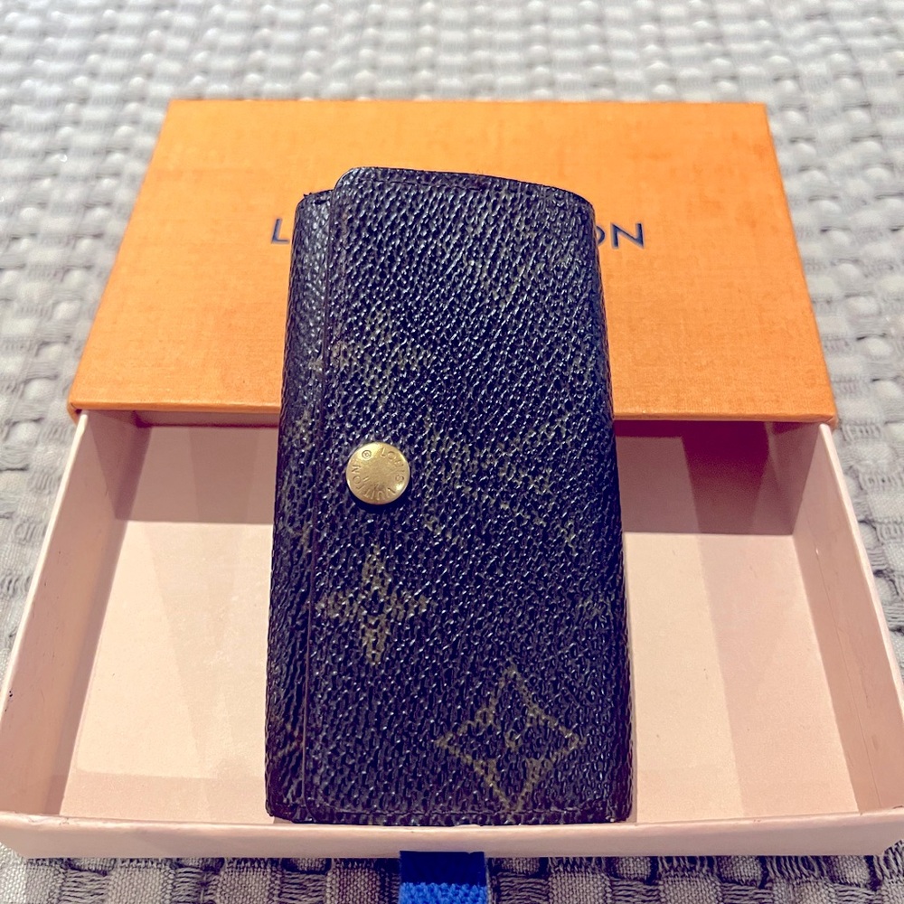 LV Keyholder with box.